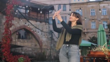 Çekici bir kadın, cep telefonu, şık bir kadın. Çekici genç bayan cep telefonu kullanarak selfie çekiyor..