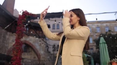 Çalışan kadın, işletme yöneticisi, kadın girişimci. Profesyonel kadın cep telefonuyla selfie çekiyor..