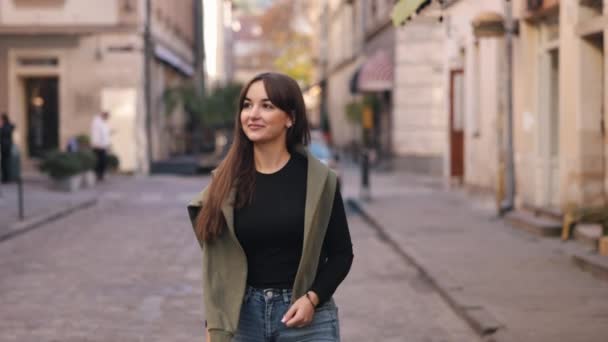 Çekici Bir Kadın Akıllı Telefon Fotoğrafçılığı Günlük Yürüyüşler Çekici Genç — Stok video