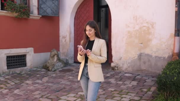Schöne Geschäftsfrau Entzückte Reaktion Unternehmerin Schöne Geschäftsfrau Telefoniert Und Freut — Stockvideo
