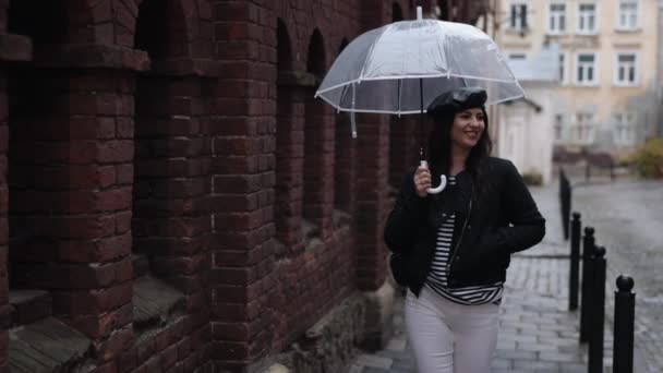 Transparent Paraply Dåligt Väder Regnig Dag Vacker Kvinna Håller Transparent — Stockvideo
