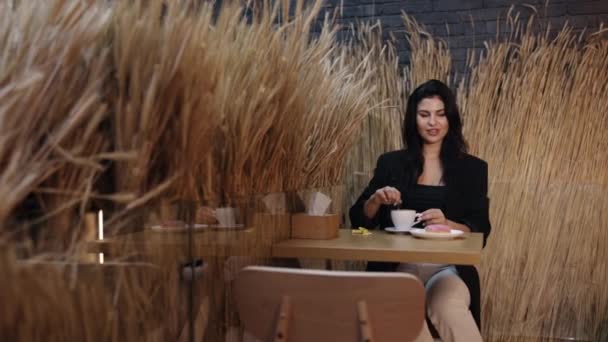 Koffieslokje Eetdrankje Damesdrankje Aantrekkelijke Dame Nipt Koffie Restaurant — Stockvideo
