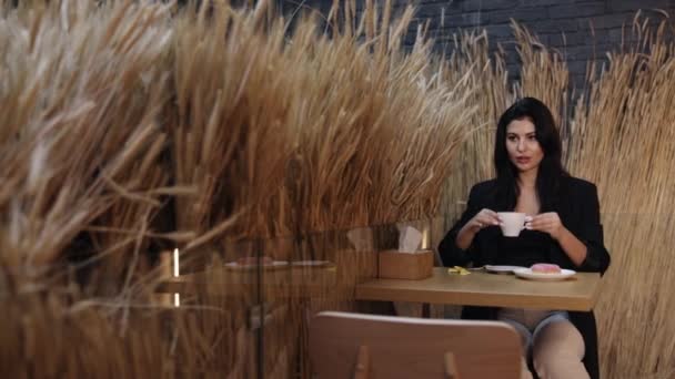 Atraktivní Dáma Potěšení Kávy Relaxace Při Kávě Ohromující Žena Vychutnává — Stock video