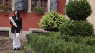 Ekmek gezintisi, şehir gezisi, ekmek macerası. Genç bir kadın elinde somun ekmeği tutarken sokakta geziniyor..
