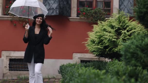 Regenschirm Regenausflug Regengeschützter Spaziergang Frau Mit Brünetten Haaren Läuft Regen — Stockvideo