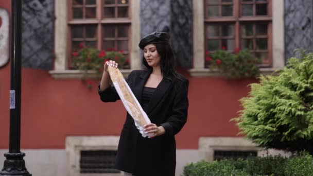 Ekmek Gezintisi Sokak Serserisi Somun Kıymetini Bilmek Bir Kadın Somun — Stok video