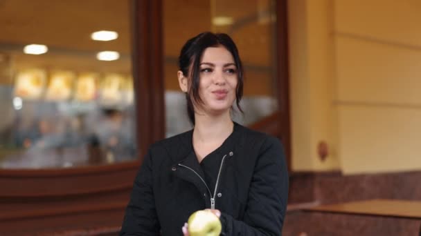 Green Apple Street Eating Fresh Fruit Young Lady Enjoys Green — Stock Video