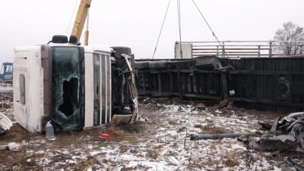卡车事故 道路交通事故 交通被推翻 在高速公路附近发生了一起卡车翻车的事故 需要救援 — 图库视频影像