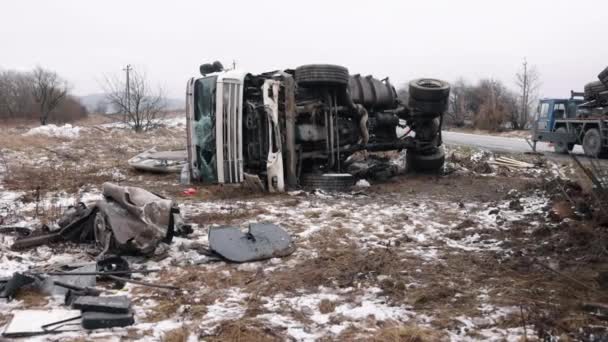 卡车失事 汽车损坏 交通被推翻 一辆在高速公路附近被推倒的卡车需要紧急援助 — 图库视频影像