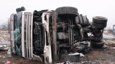 Trafik kazası, araba kazası, acil durum durumu. Bir otoyola yakın bir yerde takla atan bir kamyonun karıştığı bir araç kazası oldu ve yardıma ihtiyacımız var..