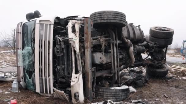 Közlekedési Baleset Autóbaleset Vészhelyzet Autóbaleset Történt Egy Teherautóval Ami Felborult — Stock videók