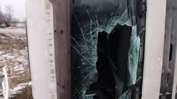 壊れたフロントガラス高速道路の事故交通事故 事故が発生したトラックの衝突事故がありました壊れたフロントガラスと車両は今道端に眠っています — ストック動画