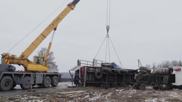 Operacja Odzyskiwania Rozbita Ciężarówka Wypadek Samochodowy Dźwig Jest Używany Usuwania — Wideo stockowe