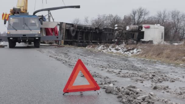 Trójkąt Awaryjny Szczątki Dróg Wypadek Samochodowy Wypadek Pozostawił Ciężarówkę Rozbitą — Wideo stockowe