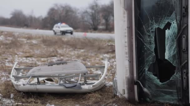 Wypadek Autostradzie Rozbity Samochód Służby Ratownicze Ciężarówka Leży Poboczu Wypadku — Wideo stockowe