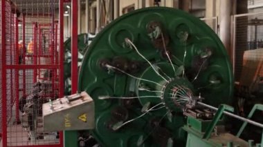 Bakır imalatı, kablo döşeme, endüstriyel kablo. Sanayi tesisi bakır kablo ve kablo üretiyor. Bakır kablo ve kablo endüstriyel santralde üretilir.