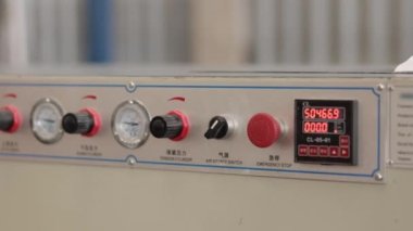 Kontrol paneli, ekipman kontrolü, panel montajı. Çoklu çevirmeli ve anahtarlı kontrol paneli, imalat tesisinde makineleri yönetmeyi amaçlamaktadır.