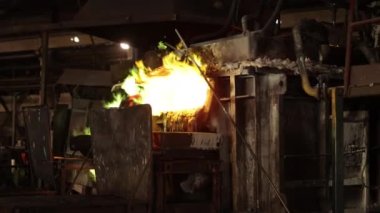 Erimiş metal, bakır çıkarma, madencilik endüstrisi. Metalürji tesisinde bakır eritme, gazların buharlaşması, parlak alevler ve yoğun ısı, bakır eritme sürecinde metalurjik fabrika