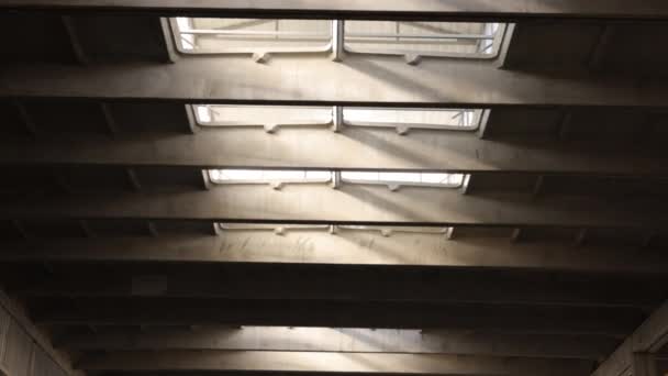 Дневная Промышленность Естественное Освещение Заводские Солнечные Лучи Потолочная Промышленная Компания — стоковое видео