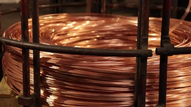 工业设施 电缆制造 工业设施生产铜丝 然后盘绕成圆形 用于电缆制造 — 图库视频影像