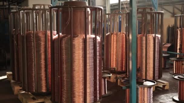 スプールハンドリング コイル重量 スプール容量 ワイヤ製造工場 1つは 大規模なスプール銅ワイヤを観察することができます — ストック動画