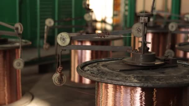 金属丝机械 金属丝厚度 金属丝生产 钢丝生产设施中的铜线圈尺寸相当大 — 图库视频影像
