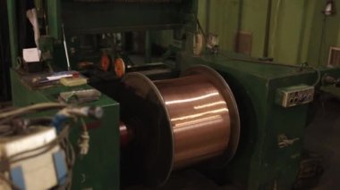 Bakır teller, bobin boyutları, fabrika yönetimi. Bakır tel üretim tesisinde devasa bakır bobinler mevcuttur..