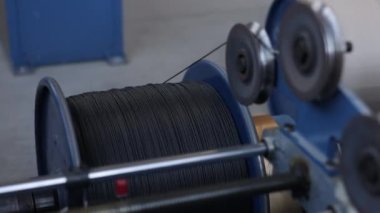 Taşıyıcı-güdümlü, fabrika işletmeleri, taşıyıcı çözümler. Üretim tesisi, taşıyıcı tabanlı süreç yoluyla siyah yalıtımlı kablolar oluşturmaya odaklanır.
