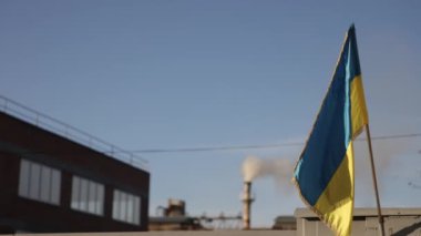 Endüstriyel üretim, fabrika tesisi, üretim kapasitesi. Operasyon sırasında Ukrayna bayrağının asıldığı, tüttürme tesisi veya fabrika tasviri.