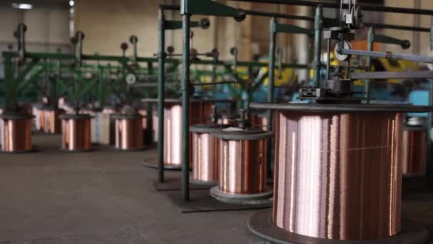 采购产品金属丝制造 制造厂 线圈分配 铜丝生产现场装有大量铜线圈线轴阵列 — 图库视频影像