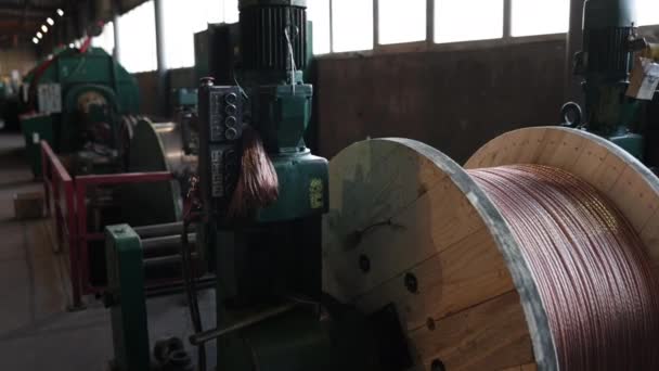 Εργοστάσιο Καλωδίων Πάχος Καλωδίων Διαστρωμένες Σπείρες Στο Εργοστάσιο Κατασκευής Χάλκινων — Αρχείο Βίντεο
