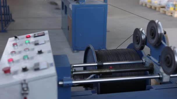 电缆生产 绝缘类型 工厂自动化 电缆生产厂的特点是黑色绝缘和输送机驱动的制造业 — 图库视频影像