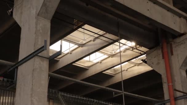 日光の流れ 空の光のインストール 光拡散 天井窓からの太陽光の流れ 照明の壁産業ビル — ストック動画