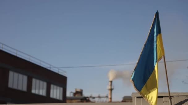 工業生産 工場設備 生産能力 ウクライナの国旗掲揚 操業中の煙管で描かれた生産施設又は工場 — ストック動画