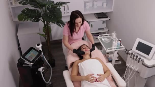 Cosmetoloog Voorbereiding Gel Applicatie Ontharing Procedure Epilator Brengt Gel Aan — Stockvideo
