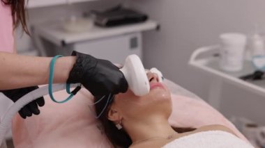 Saç aldırma, SPA konsepti, lazer epilasyonu. Lazer epilasyonu, kozmetoloji, yeni saç temizleme tedavisi, kozmetoloji prosedürü, birleşme ve spa konsepti, düşük açılı genç kadın.