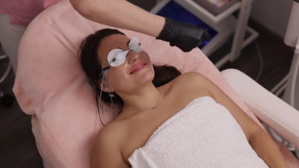 Beauty Salon Clear Gel Cosmetology Procedure Cosmetologist Sterile Gloves Applies — Stock Video
