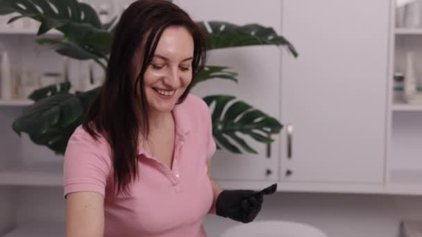 Kosmetolog Kobieca Twarz Spa Piękności Kosmetolog Stosujący Żel Ultradźwiękowy Kobiecej — Wideo stockowe