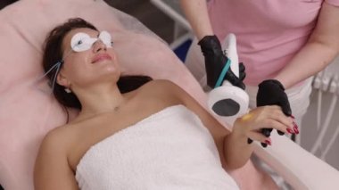 Kadınların eli, spa kliniği, terapist kozmetik. Lazer epilasyonu, kozmetoloji, yeni saç temizleme tedavisi, kozmetoloji prosedürü, birleşme ve spa konsepti, düşük açılı genç kadın.