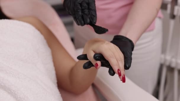 Vrouwelijke Hand Cosmetologie Procedure Laser Apparaat Jonge Vrouw Krijgt Laserbehandeling — Stockvideo