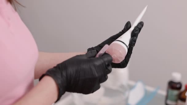 Cosmetologist Mãos Aplicação Creme Dispensação Tubo Cosmetologista Usando Luvas Pretas — Vídeo de Stock