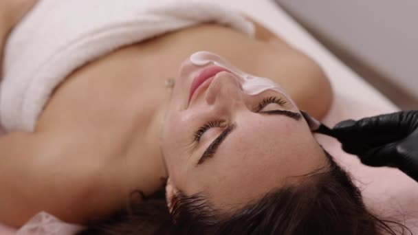 Witte Crème Hydraterende Behandeling Huidverzorging Specialist Vrouwelijke Patiënten Gezicht Bedekt — Stockvideo