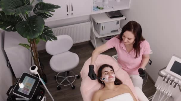 Kosmetikaindustrin Vit Kräm Närande Kräm Plaststekspatel Används Kosmetologen För Att — Stockvideo