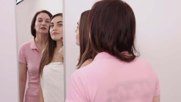 거울을 사용하여 고객은 미용사를 얼굴의 문제가 부면들을 지적한다 — 비디오