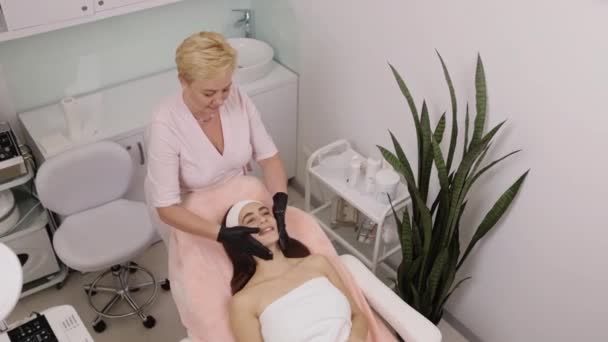 Kalmerende Gezichtsbehandeling Professionele Cosmetologie Crème Toepassing Huidverzorging Specialist Maakt Gebruik — Stockvideo