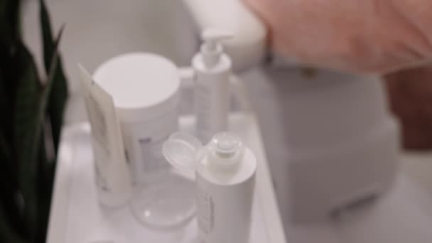 Baumwollpongs Hautpflege Routine Schönheitsbehandlungen Hautpflege Profis Hände Tauchen Tuch Wasser — Stockvideo