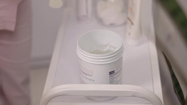 공리적 프로세스 미용사들은 치료를 손으로 퍼올린 주걱에 접시에 담는다 — 비디오