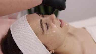 Kaldırma tedavileri, profesyonel yöntemler, estetik rehberlik. İletken jel, RF kaldırma tedavisi beklentisiyle kozmetolog tarafından hastaların cildine eklem kullanarak uygulanır..