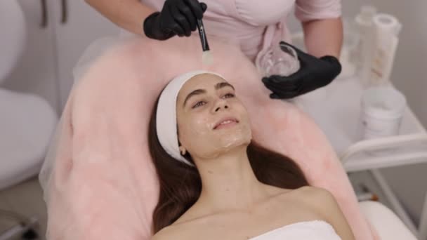 美容师技巧 美容疗法 面部护理 射频提升术前使用指关节在客户皮肤上涂片专业涂片导电凝胶 — 图库视频影像