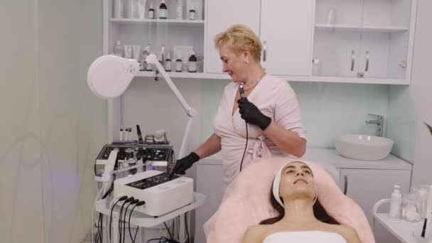 射频升降美容师皮肤紧绷美容师对病人进行射频提升治疗 也称为射频提升 — 图库视频影像